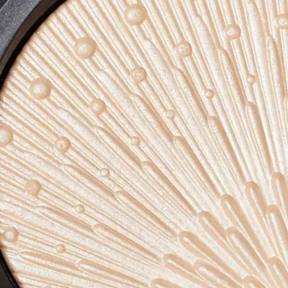 New MAC Firelit Kit Makeup Gift Set, Champagne - Picture 9 of 11